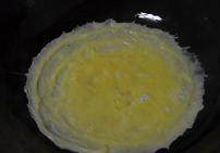 菊花石榴鸡,倒入鸡蛋液，摊成鸡蛋皮，连续摊好5个蛋皮