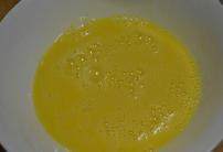 菊花石榴鸡,将四个鸡蛋磕入碗中，倒入湿淀粉，搅匀，去除表面泡沫