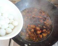 台式卤肉饭,小火炖煮30分钟后，加入鹌鹑蛋。