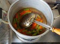 生炒墨鱼,芹菜和胡萝卜下水汆烫，捞出、沥干待用