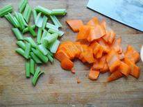 生炒墨鱼,芹菜去叶子，斜着切成小段；胡萝卜去皮，切成菱形片