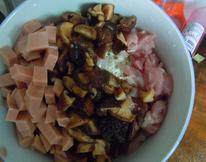 糯米灌肠,香菇 肉花肠 瘦肉和糯米装碗里