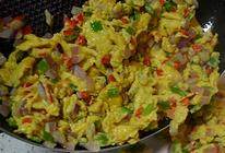 巴基斯坦炒蛋,并用筷子迅速将鸡蛋液炒匀，待鸡蛋凝固成熟，即可装盘