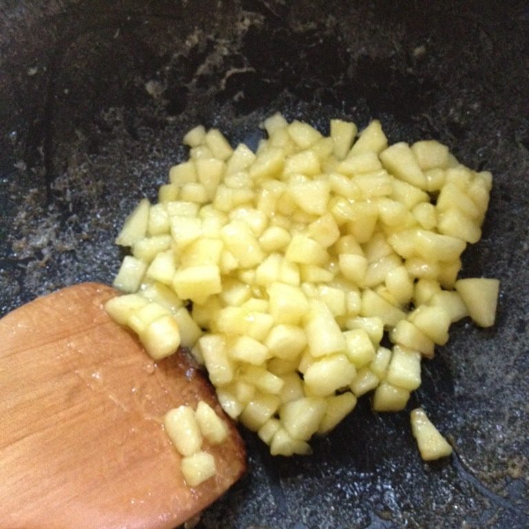 迷你苹果派,锅里放10克黃油，放入苹果块翻炒，加入淀粉、盐、糖和水炒至馅料浓稠后即可