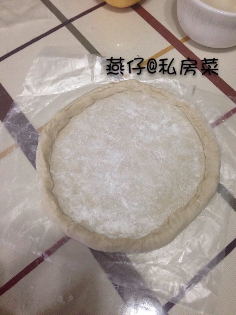 飞饼苹果派,如图拿一张飞饼皮，两面粘上面粉，边缘卷一圈。