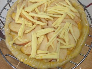 飞饼苹果派,如图面上放些黄油，边缘涂上蛋液。