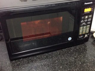 飞饼苹果派,如图放微波炉，按烤鸡翅的功能，两面各烤10分钟。