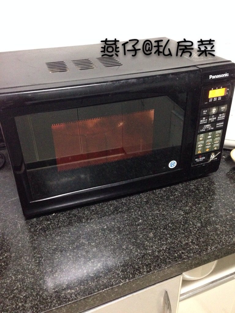 飞饼苹果派,如图放微波炉，按烤鸡翅的功能，两面各烤10分钟。