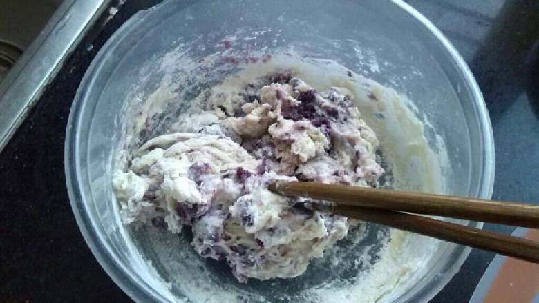 花样紫薯馒头,另一个碗，加入紫薯泥，面粉，白糖，酵母拌成絮状