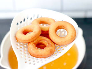 快手甜甜圈,两面金黄色即可捞出沥干油分。