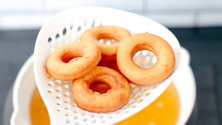 快手甜甜圈,两面金黄色即可捞出沥干油分。