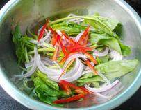 泰式鸡肉菠菜沙拉,焯好的豆芽放大碗里，菠菜洗净；洋葱切丝，红椒切丝都放碗里
