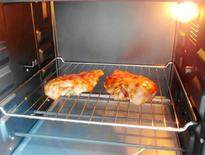 泰式鸡肉菠菜沙拉,烤箱预热，中层上下火200度，放入鸡肉烤50分钟