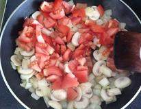 鲜蔬填彩椒,加入西红柿，翻炒均匀