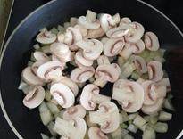 鲜蔬填彩椒,加入蘑菇，煎一分钟