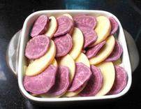 苹果紫薯焗贝壳粉,铺上一层奶酪，再码上紫薯片和苹果片