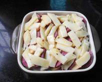 苹果紫薯焗贝壳粉,最后再铺上一层奶酪，入烤箱中烤20分钟左右即可