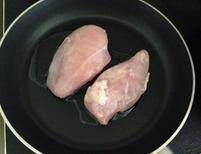 鸡肉意面沙拉,平底锅到少许橄榄油，中火煎鸡肉