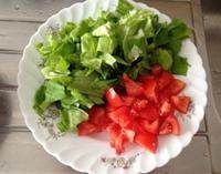 鸡肉意面沙拉,生菜西红柿洗净切小块，洋葱2片也切小块