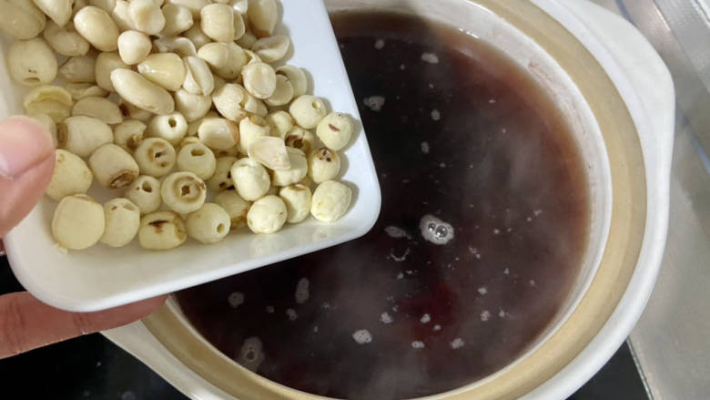 桂圆红枣八宝粥,兢好的红豆汤，加入莲子花生，薏仁糯米和黑米