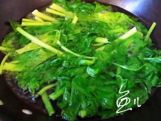 杂炒蔬菜,芹菜焯水30秒捞出，过凉水