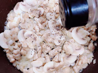 蘑菇鸡肉浓汤,放入盐、黑胡椒碎翻炒均匀。