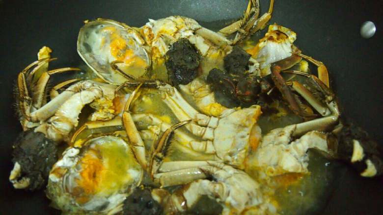 酒煮蟹,红米酒很快被蟹吸收