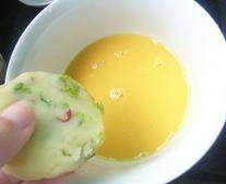 巴基斯坦土豆饼,拌好的土豆做成小圆饼，沾上蛋液