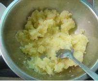 巴基斯坦土豆饼,土豆去皮切块上锅蒸熟，压碎
