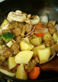 意式蘑菇咖喱焗饭,放入土豆、胡萝卜、口蘑翻炒均匀