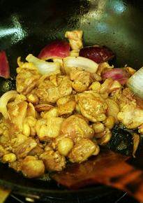 意式蘑菇咖喱焗饭,坐锅热油，下洋葱炒香，倒入鸡腿煸炒至白色
