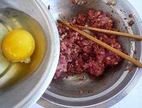 苏格兰蛋,加入黑胡椒碎，生抽，半个蛋清搅打均匀