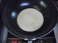 披萨蛋饼,不粘锅刷一层薄油，开小火，倒入全部蛋糊，铺平锅底。