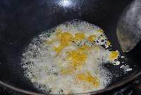 蛋黄土豆泥,锅内放油，放入蛋黄，炒出泡沫后加入盐