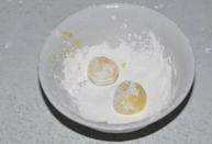 蛋黄土豆泥,取适量土豆泥搓成小球，滚上一层玉米淀粉