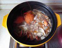冬阴功汤,放入花枝煮1分钟，汤煮好后要趁热吃