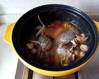 冬阴功汤,继续放入螃蟹盖上锅盖大火煮5分钟