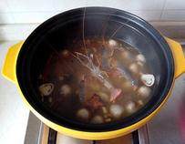 冬阴功汤,汤烧开后放入虾和蛤蜊，