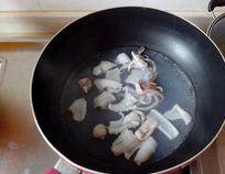 冬阴功汤,锅里放入少许水烧开后放入花枝焯水30秒马上捞出