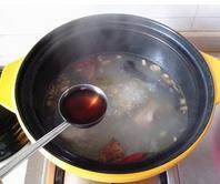 冬阴功汤,放入1汤勺的鱼露和少于盐。加入绿柠檬汁和红辣椒油