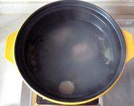 冬阴功汤,锅里放入排骨和水烧开后转中小火熬煮1个小时