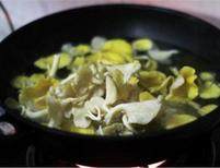 韩式炒蘑菇,黄蘑面朝下泡在淡盐水里，烧开水，蘑菇焯烫一下，变软即可