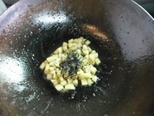 苹果鸡蛋饼,当苹果炒至软烂时，加入少许熟的黑芝麻拌匀，盛起备用。