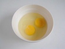 苹果鸡蛋饼,<a style='color:red;display:inline-block;' href='/shicai/ 9'>鸡蛋</a>磕入碗中，加一点点的白糖。
