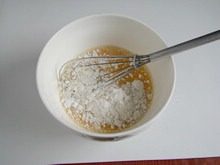 苹果鸡蛋饼,鸡蛋打散以后加入少许低筋面粉。