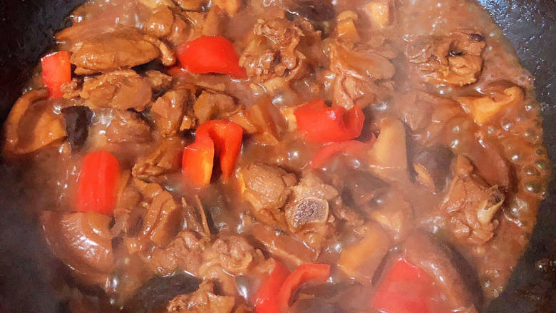香菇烧鸭肉,放入红青椒，收汁出锅啦！