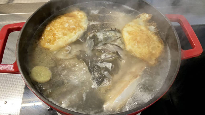 鱼头炖汤➕鱼头豆腐汤,加入煎鸡蛋，中大火炖煮10分钟，