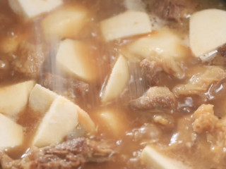 牛肉炖芋头,填汤，一定要加开水，并把芋头和胡萝卜加入。