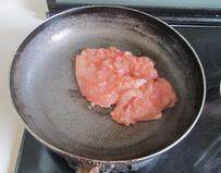 泰式鸡肉蜜桃沙拉,锅中放入适量的油， 下入鸡脯肉煎制成熟