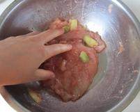 泰式鸡肉蜜桃沙拉,用手按摩，让其充分入味， 腌制一个小时